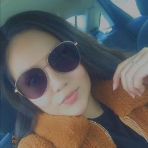 Meet your Posher, Claudia